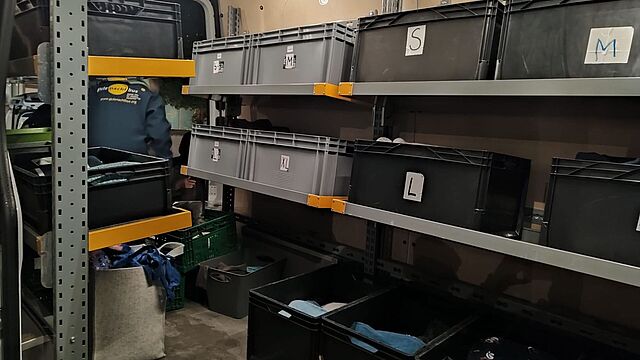 Der Innenraum eines Busses mit Kisten.