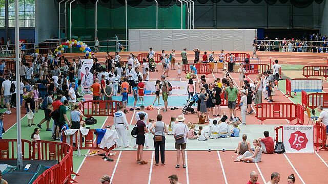 Kinder beim Ausprobieren verschiedener Sportarten