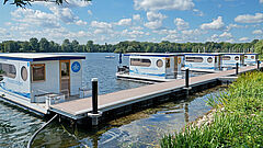 Hausboote liegen auf dem Wasser