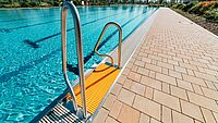 Schwimmbecken mit Einstiegstreppe