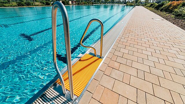 Schwimmbecken mit Einstiegstreppe