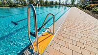Ein Schwimmbecken mit Einstiegsleiter