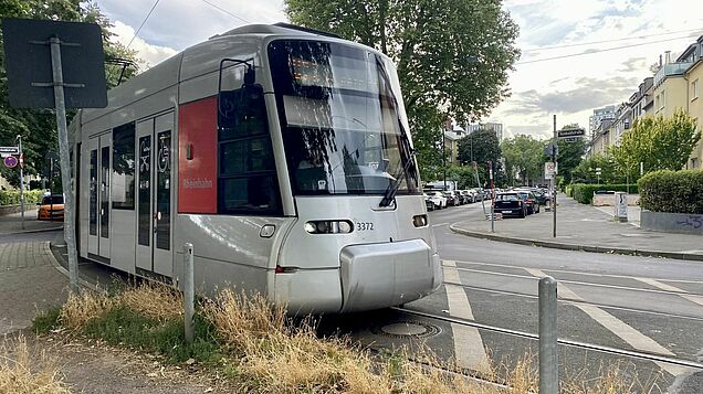 Eine Straßenbahn fährt um die Ecke