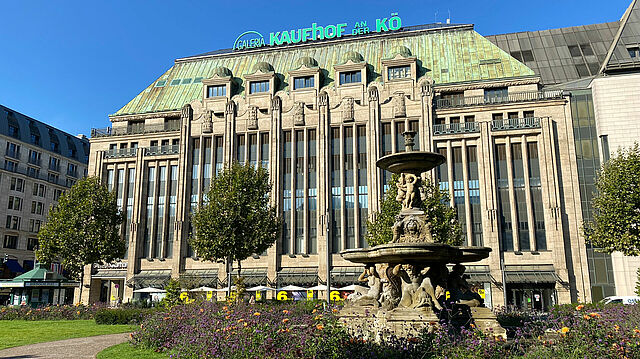 Die Fassade des Kaufhof auf der Kö mit einem Brunnen davor.