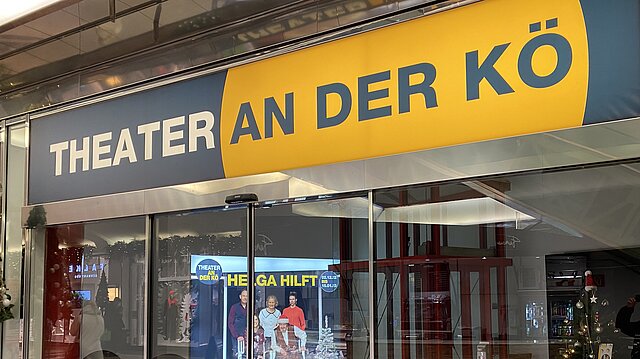 Der Eingang des Theaters mit Glastüren.