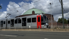 Rheinbahn fährt über die Oberkasseler brücke