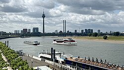 Schiffe fahren über den Rhein