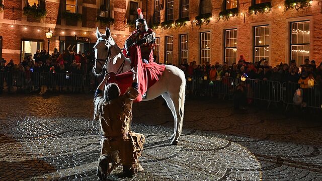 Sankt Martin auf einem Pferd udn der Bettler vor dem Rathaus