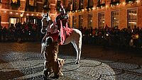 Sankt Martin auf einem Pferd udn der Bettler vor dem Rathaus