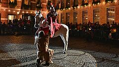 Sankt Martin auf einem Pferd udn der Bettler vor dem Rathaus