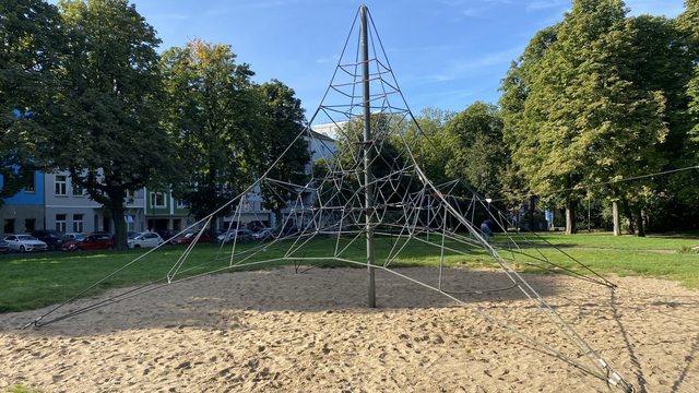 Die Kletterpyramide in der Mitte des Platzes. 