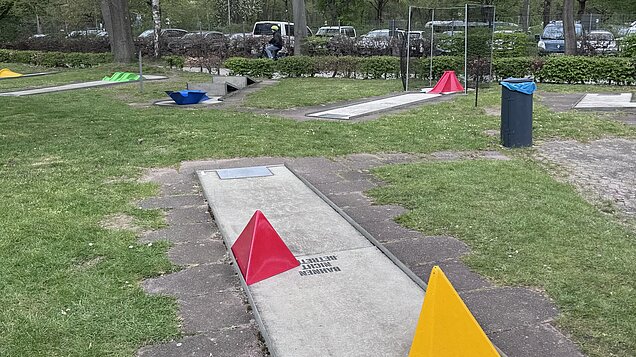 Eine Minigolf-Bahn aus der Nähe