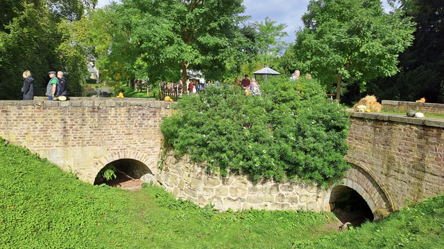 Eine Brücke im Park des Schlosses