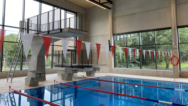 Das 25-Meter-Becken mit Sprungturm