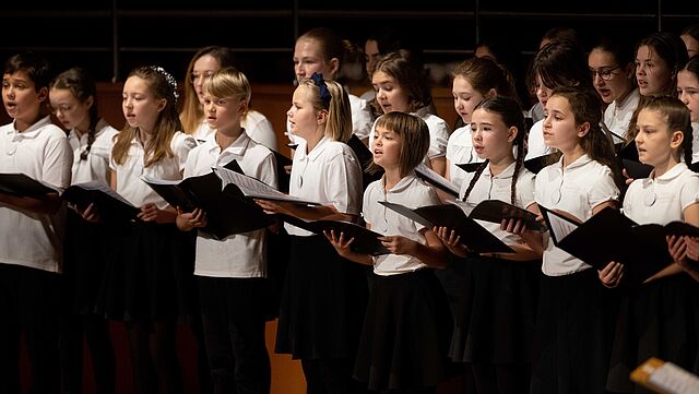 Kinder singen im Chor