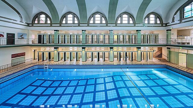Schwimmbecken der Münster Therme.