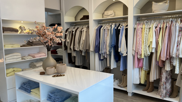 Kleider hängen im Store
