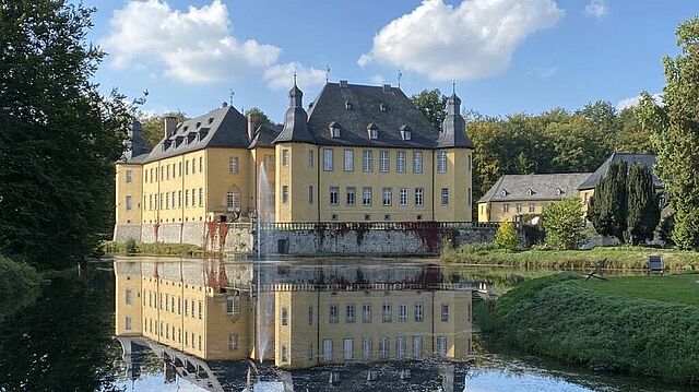 Das Schloss umgeben von Wasser