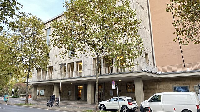 Das Gebäude der Deutschen Oper von vorne.