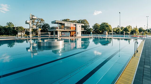 Ein Becken mit Sprungturm im Freibad Allwetterbad Flingern