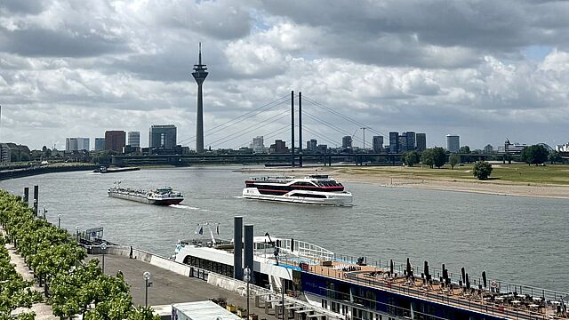 Der Rhein mit Schiffen
