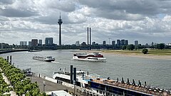 Der Rhein mit Schiffen