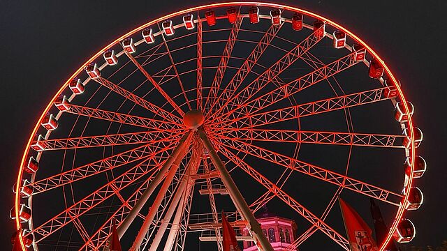 Das Riesenrad im Dunkeln.
