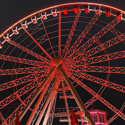 Das Riesenrad beleuchtet bei Nacht.