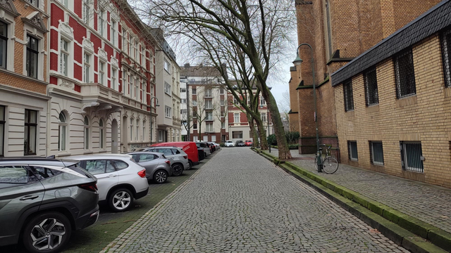 Straße in Flingern mit parkenden Autos