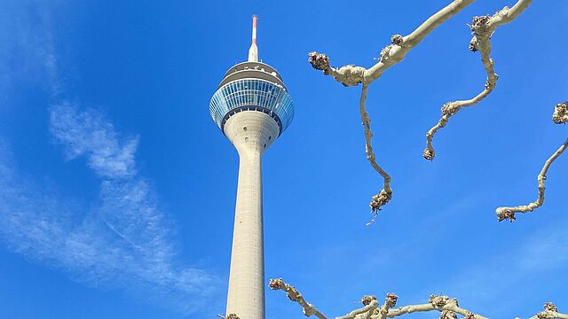 Der Rheinturm vor blauem Himmel