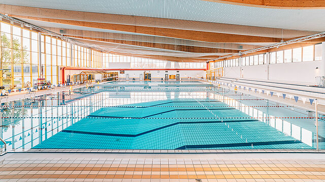 Ein Becken im Hallenbad Rheinbad