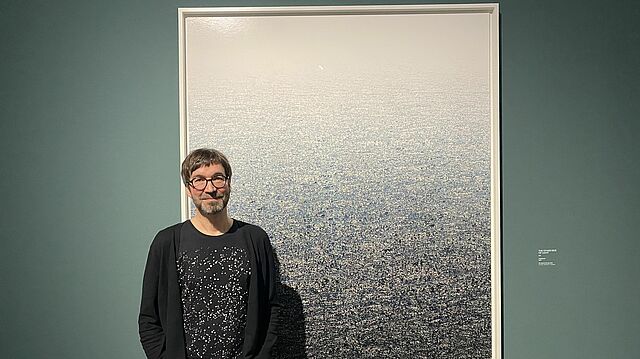 Der Fotograf Andreas Gefeller vor einem seiner Werke.