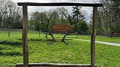 Geweih mit Schild im Wildpark