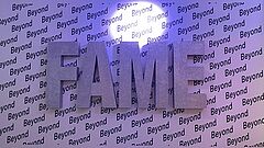 Wand mit Beyond Fame Aufschrift