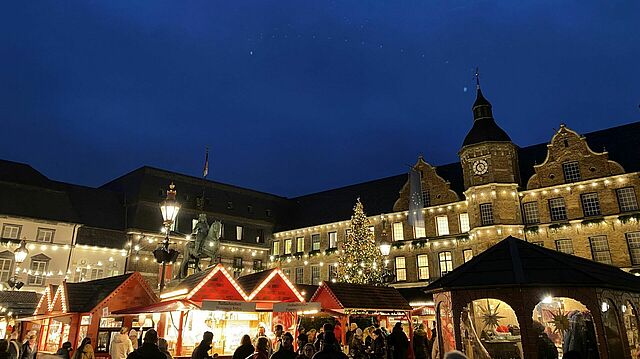 Blick auf den Handwerkermarkt mit Staute, Rathaus und Weihnachtsbaum im Bild.