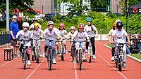 Kinder bei einem Fahrradrennen.