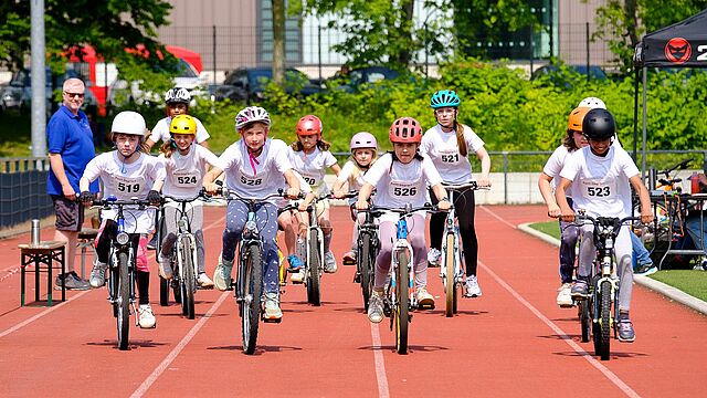 Kinder bei einem Fahrradrennen.
