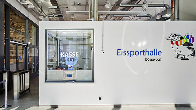 Der Eingang und Kassenbereich der Eishalle.