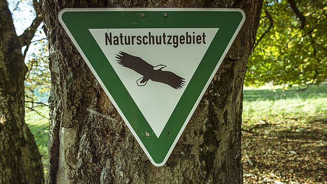 Ein Schild mit der Aufschrift "Naturschutzgebiet"