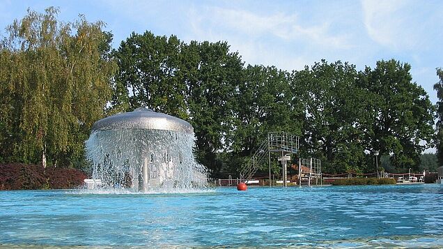 Ein Freibad mit Wasserpilz