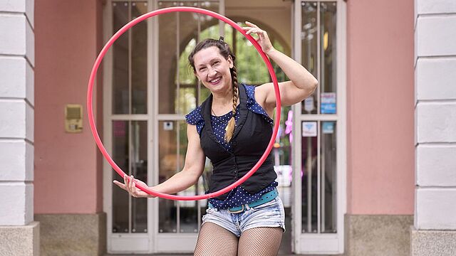 Frau hält Hula-Hoop-Reifen