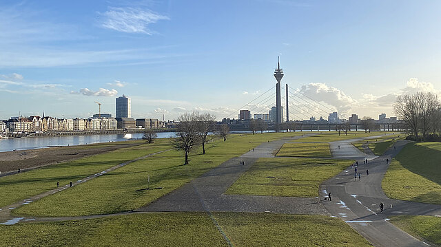 Menschen am Rheinufer in Düsseldorf