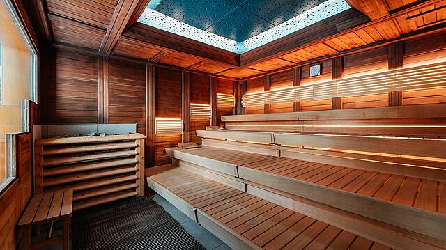 Innenansicht eines Sauna Raumes mit Sitzbänken.