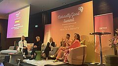 Personen sitzen auf einer Bühne