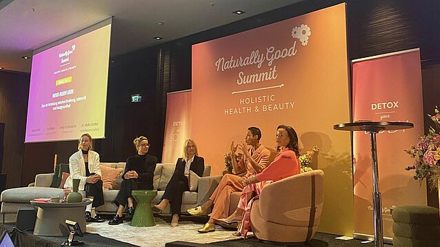 Personen sitzen auf der Bühne