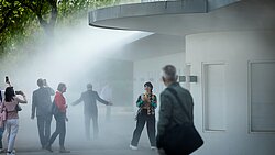 Menschen stehen am Totalisator