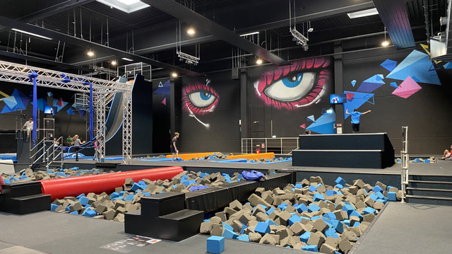 Trampolinhalle mit dem Foampit