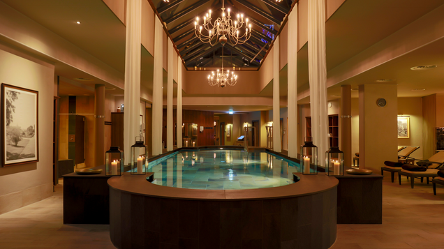 Der Innenpool in der Sauna der Claudius Therme