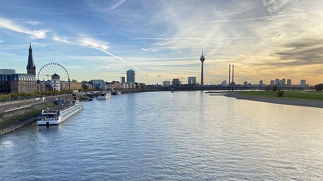 Skyline von Düsseldorf mit Rhein