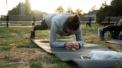 Frau macht eine Plank